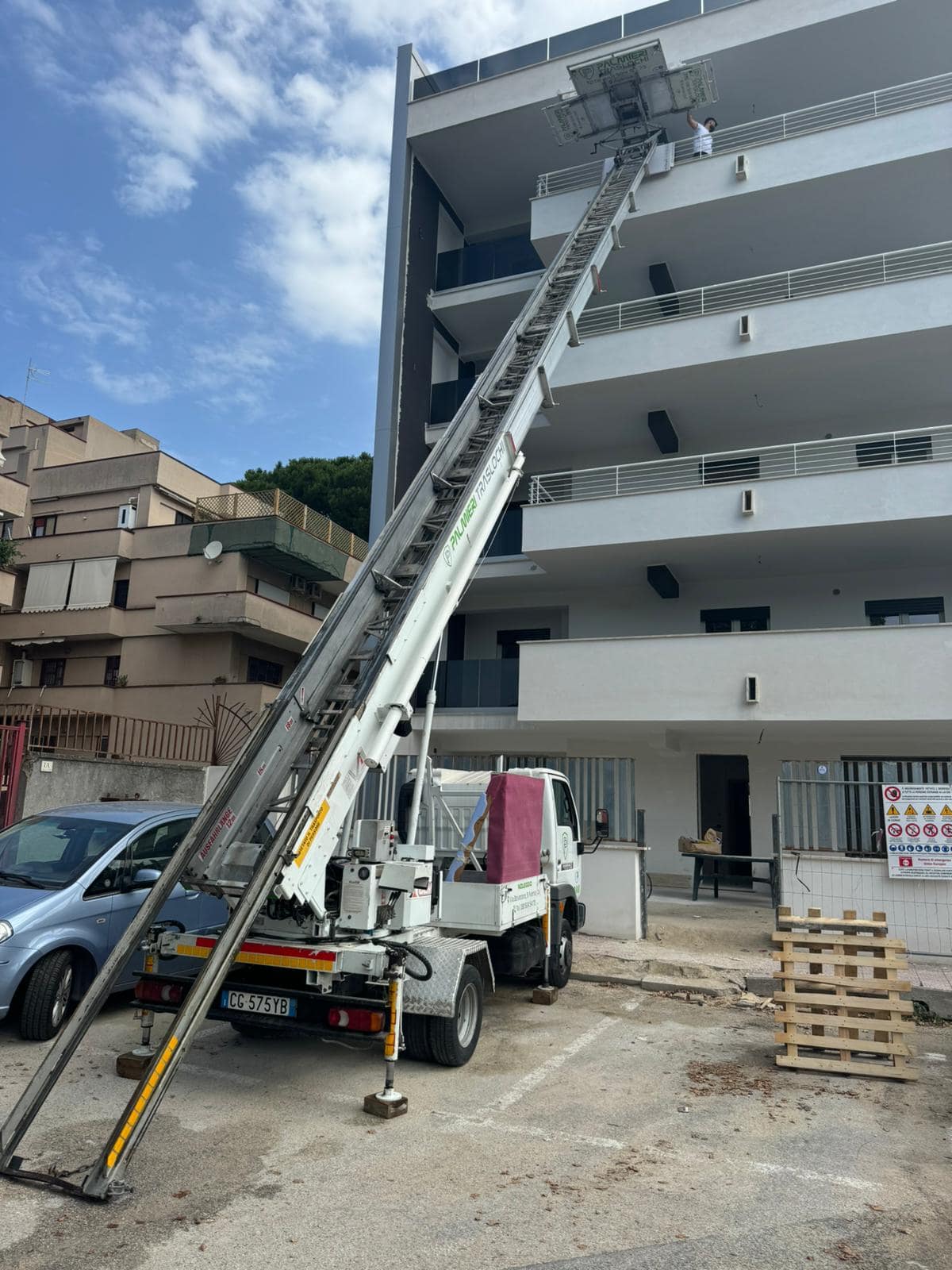 La Scala montacarichi: Un alleato indispensabile per il trasloco del tuo appartamento